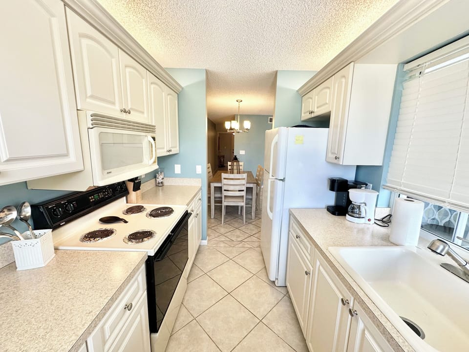 FULLY EQUIPPED KITCHEN STOCKED WITH COOKWARE AND SUPPLIES