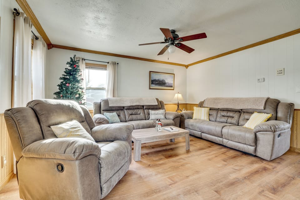 Brownsville Vacation Rental | 3BR | 1BA | 1,200 Sq Ft | 3 Steps Required