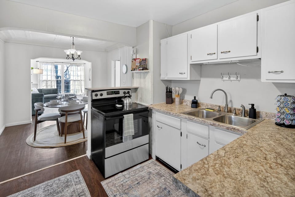 Kitchen | Refrigerator | Microwave | Washer/Dryer
