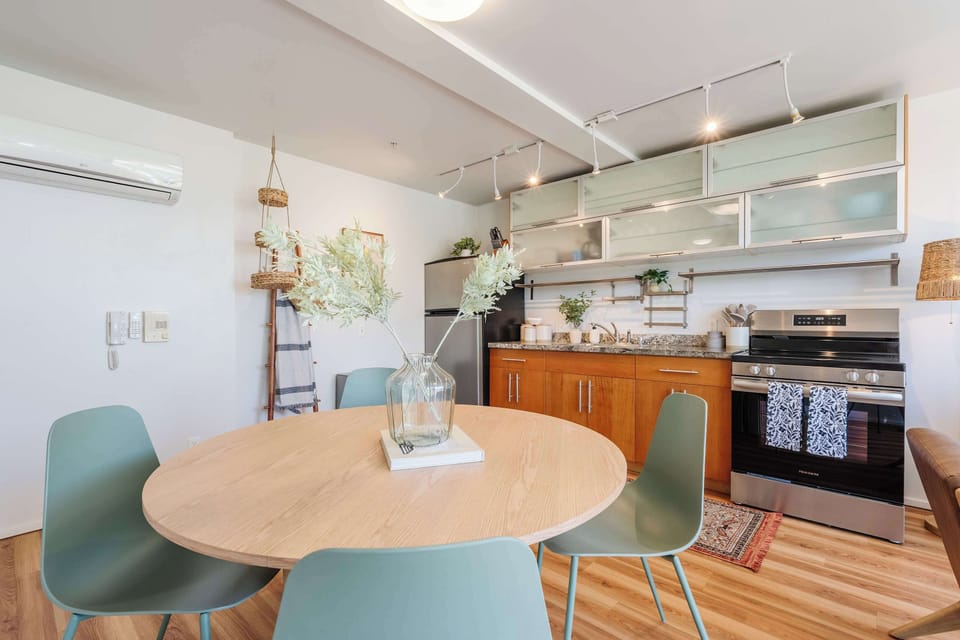 Gather around the dining table for takeout from local hotspots or a home-cooked meal with friends.