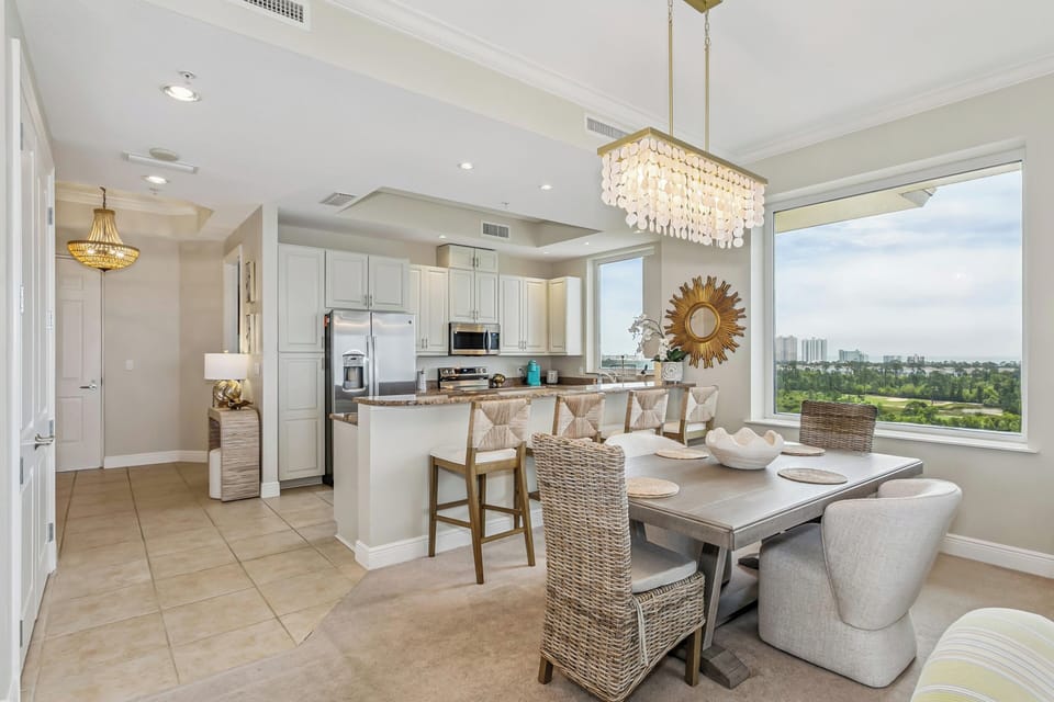 Kitchen, Breakfast Bar, Dining Table, Views of the Gulf.