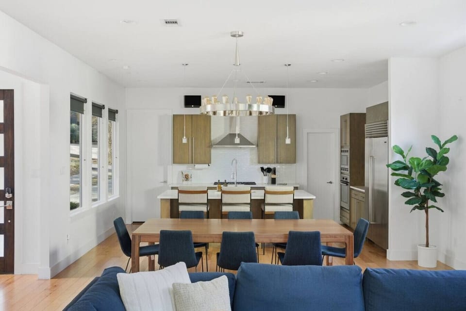 Open-concept kitchen and dining area with a large dining table, perfect for shared meals and gathering with family or friends.
