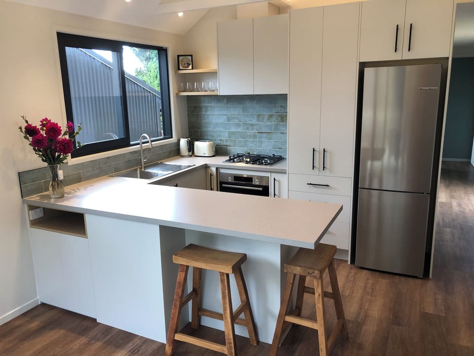 Kitchen and breakfast bar