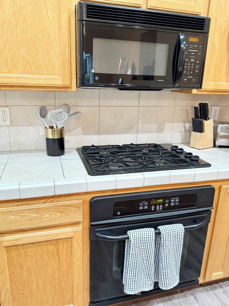 Gas range and oven
