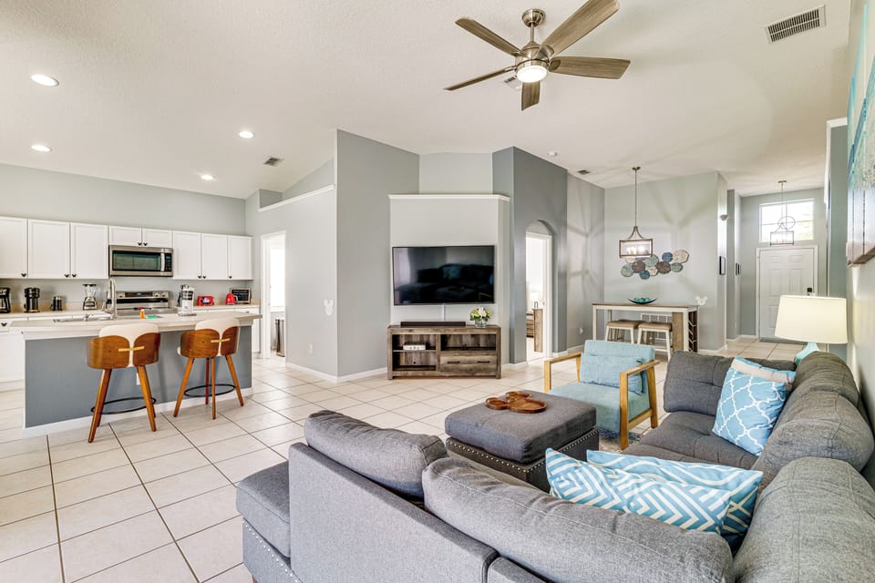 Living Room | Central Heating & A/C | Free WiFi | Dining Table