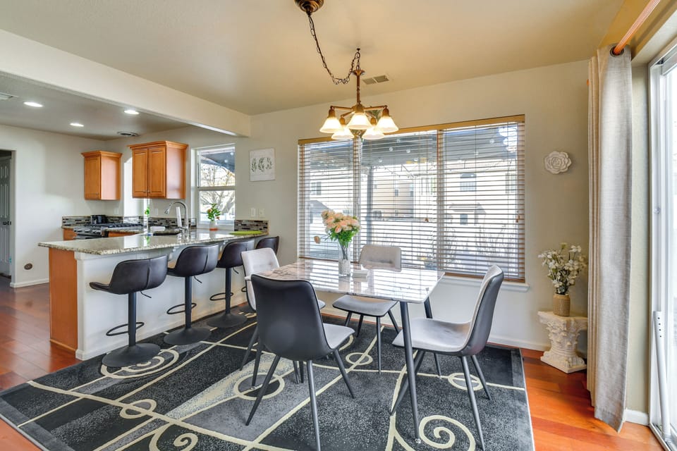 Dining Table | Breakfast Bar | Kitchen
