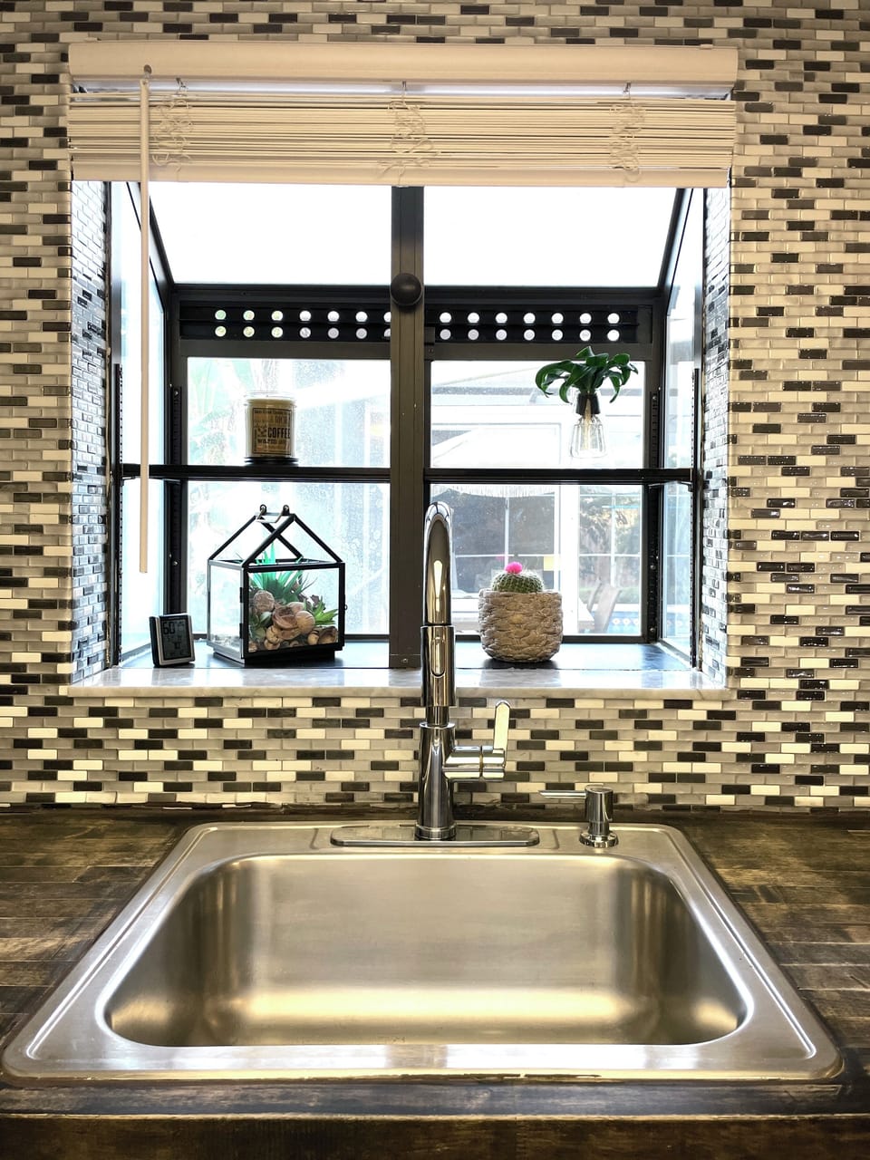 A warm welcome home 🏡☕ The Getaway's inviting entryway sets the tone for comfort and relaxation from the moment you arrive.