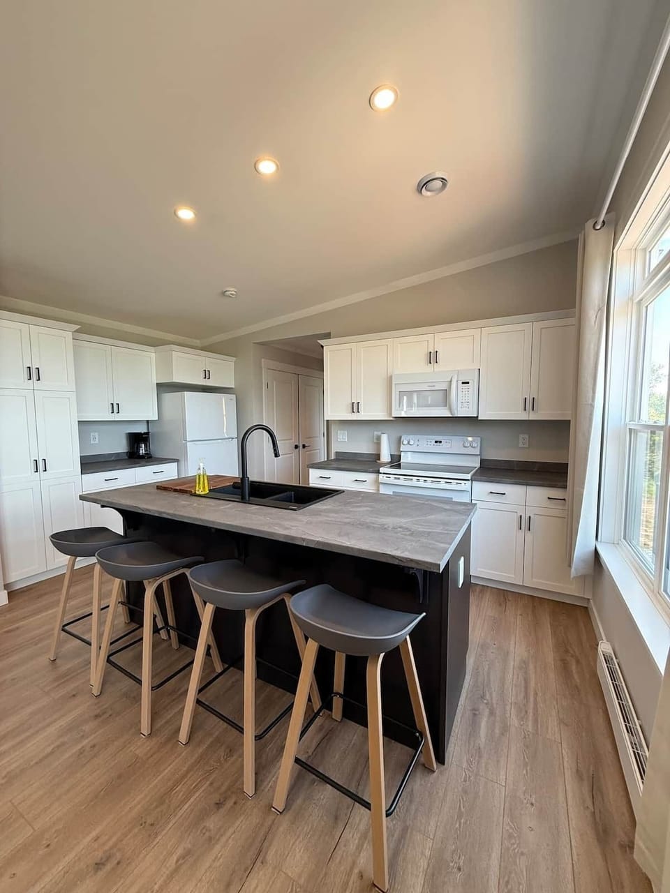 Bright, open-concept space with sectional, large smart TV, dining for 6 (extra seating for up to 10 