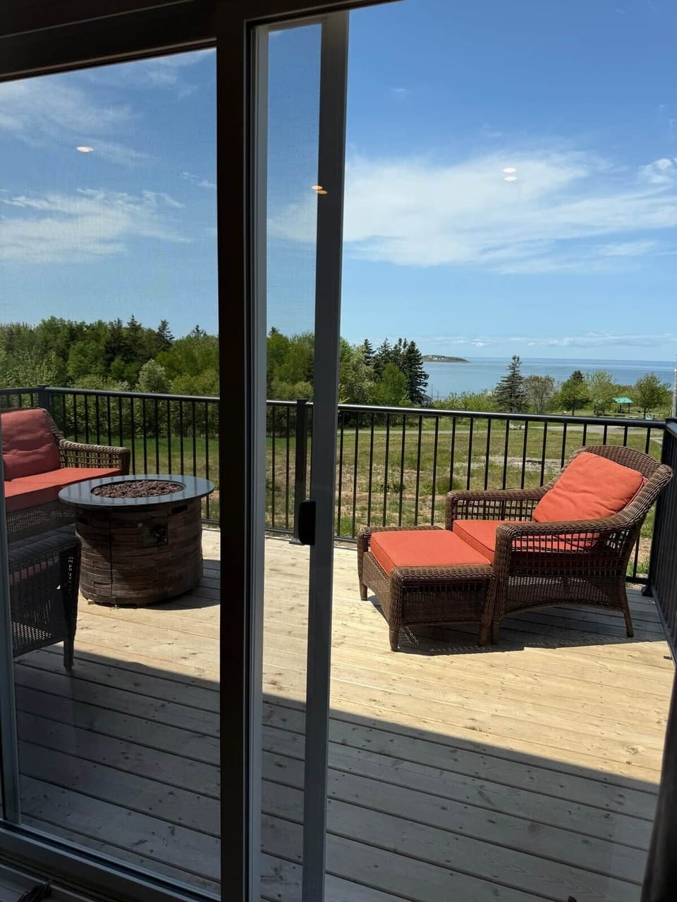 Step out onto our private deck and unwind with stunning ocean views, cozy seating and a propane fire pit. Perfect for late-night chats or morning tea. Whether you're stargazing or soaking in the sunset, this is your front-row seat!