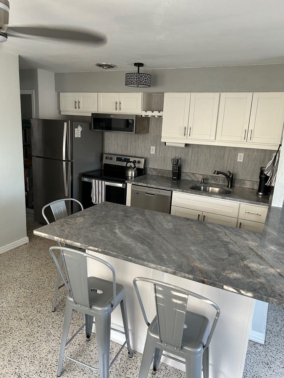 Full kitchen with breakfast bar