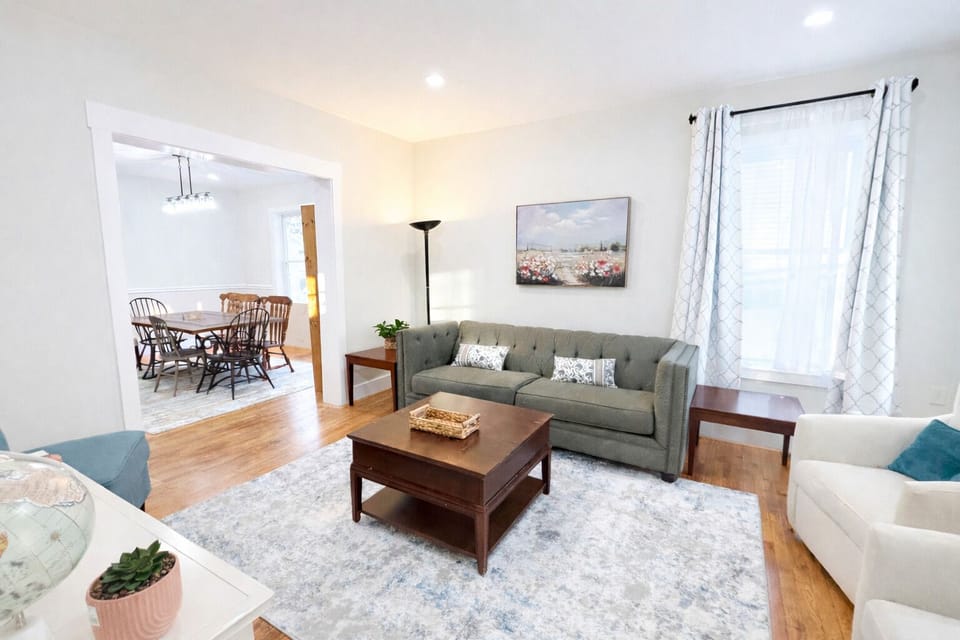 Large, bright living room w/dimmable ceiling lights and light darkening curtains