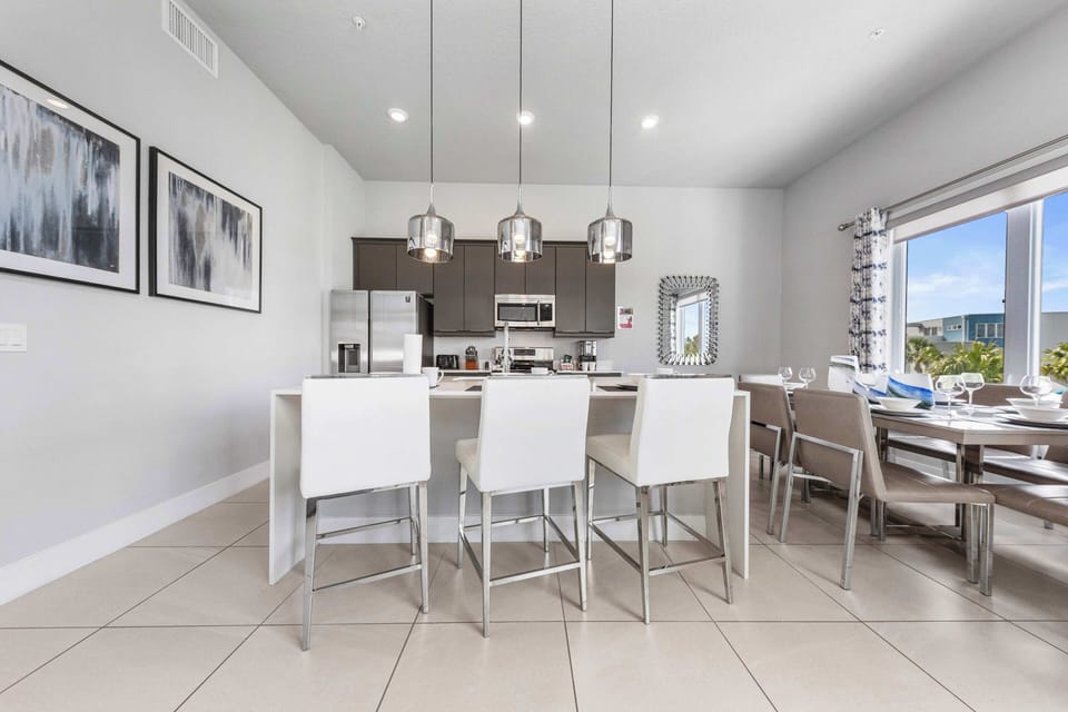 A convenient kitchen bar that keeps everyone connected