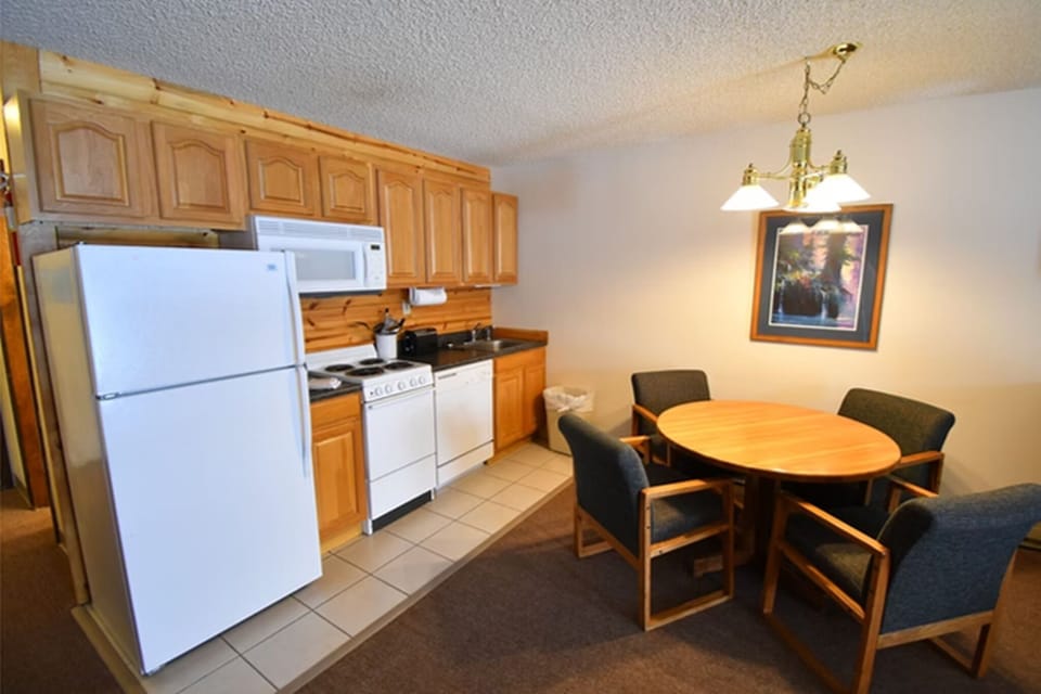 Fully equipped kitchen with full-size appliances and cookware