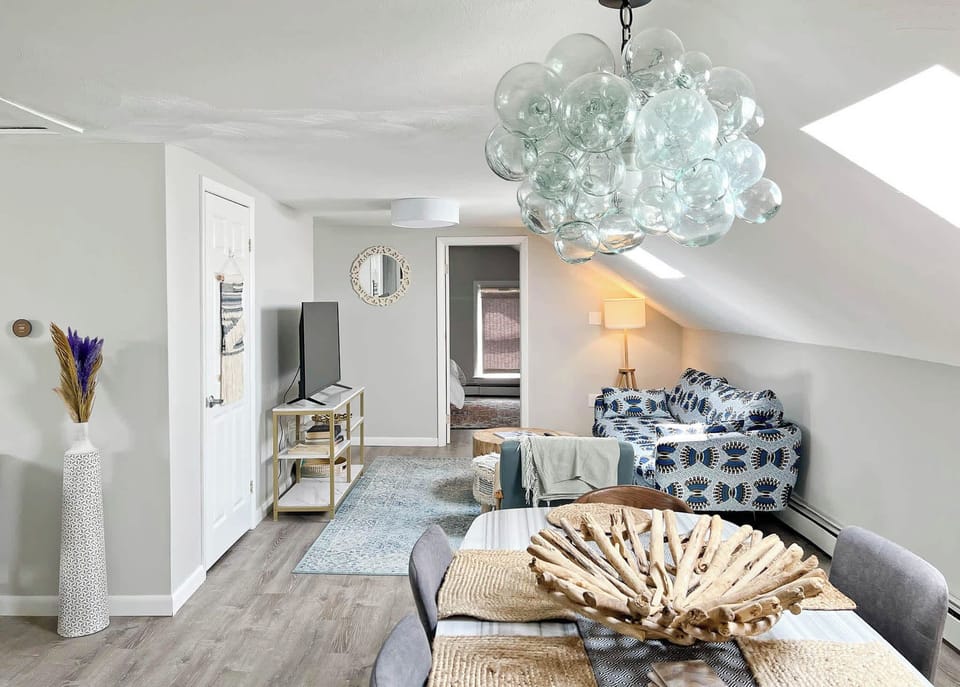 (3rd) Coffee in the morning, cocktails in the evening, and a whole lot of cozy in between. This living room is ready for all your vacation moods.