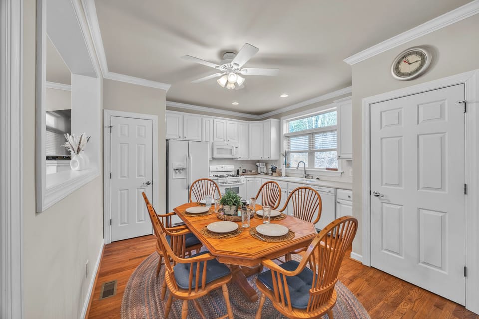 Eat in kitchen seating for 6
