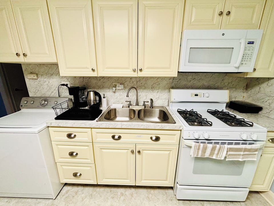 Kitchen & Laundry