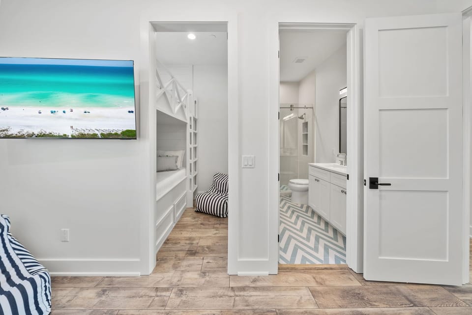 Shimmering Pearl | 3rd floor Queen bunk room with 6 Queen bunks and private bathroom