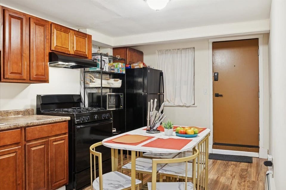 Kitchen & Dining