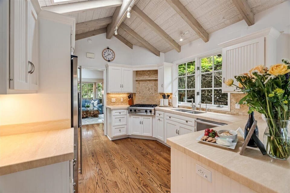 Fully Equipped Gourmet Kitchen
