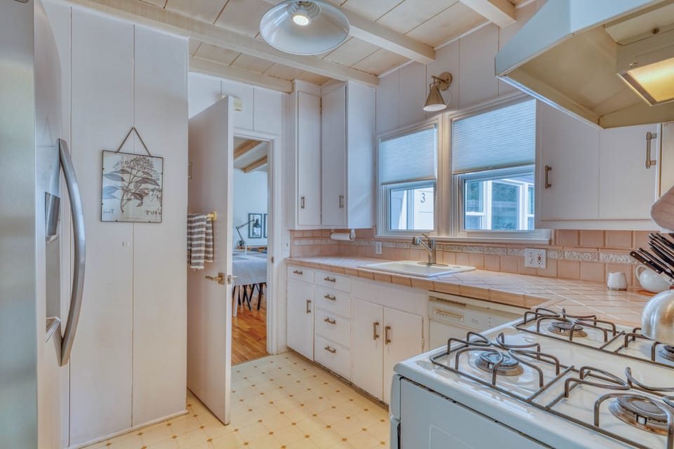 Pleasant, Well-Equipped Kitchen