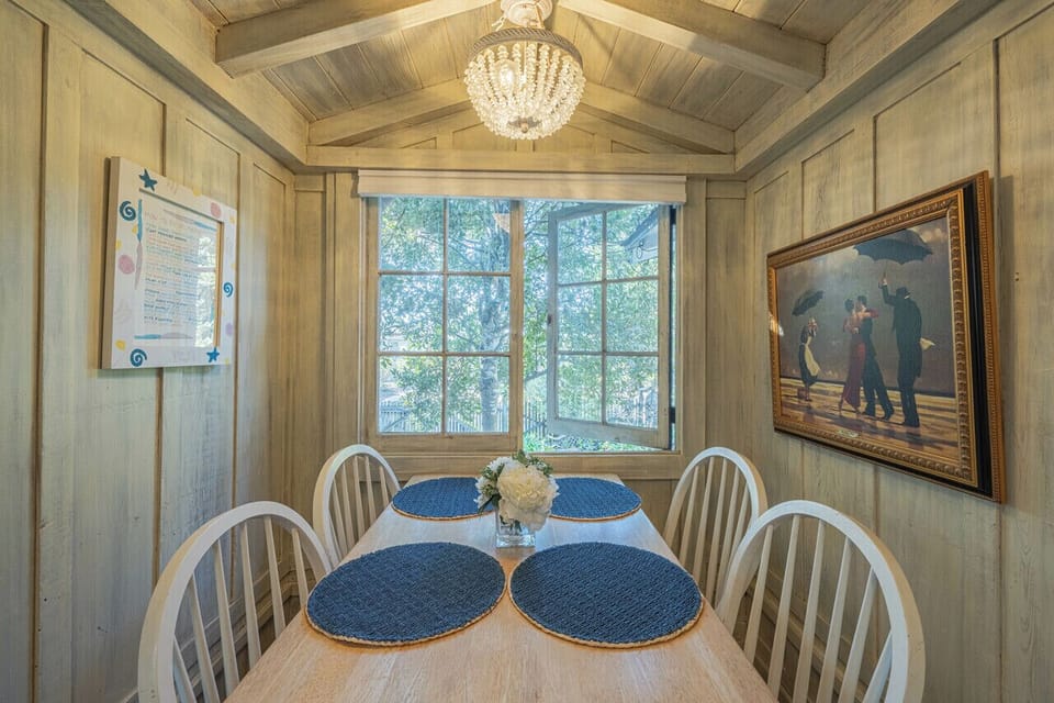 Enjoy Meals, Games and Chats Together!