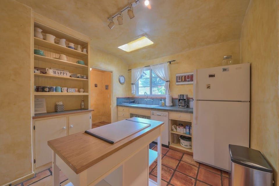 Sunny, Fully-Equipped Kitchen