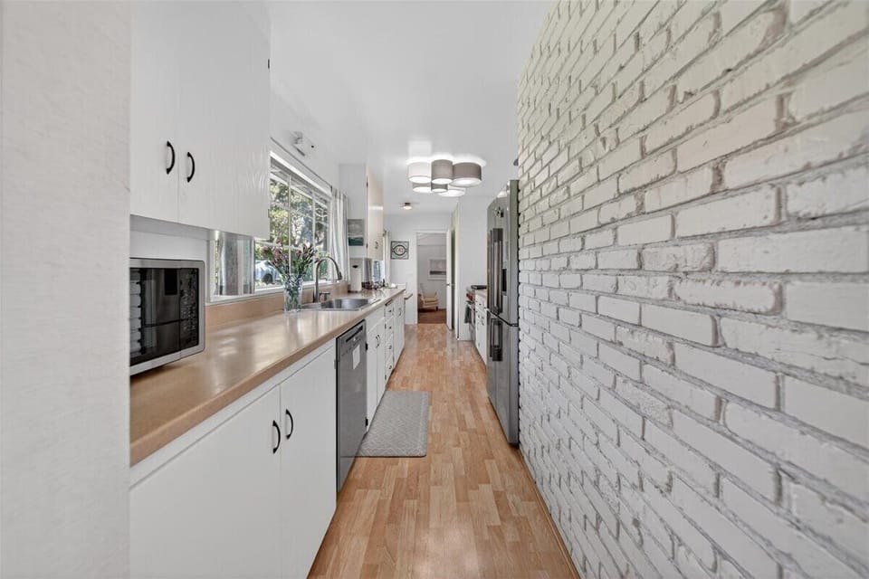 Fully Equipped Kitchen has Top-of-the-Line Appliances