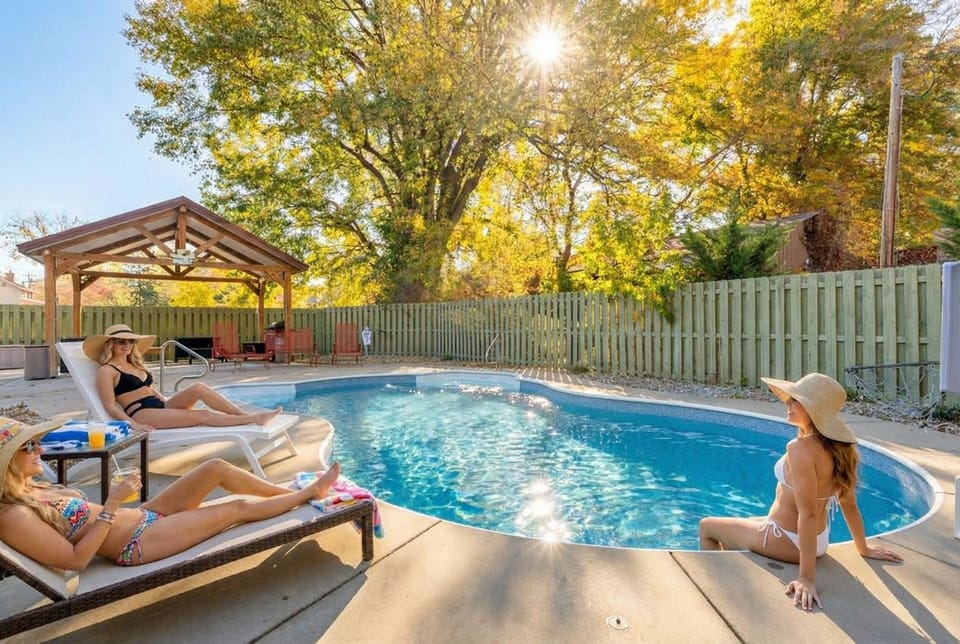 Pool days are the main event here 🏊‍♀️☀️🍹 Lounge, float, sip, repeat. This is what a group getaway is supposed to feel like.