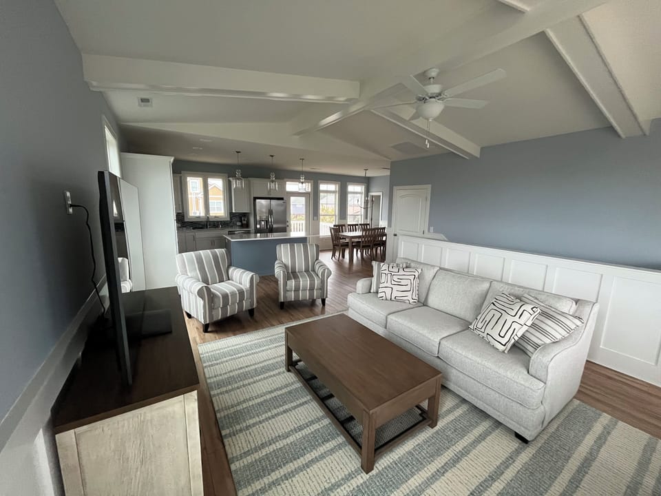 Open floor plan that connects the kitchen, dining room, and living room
