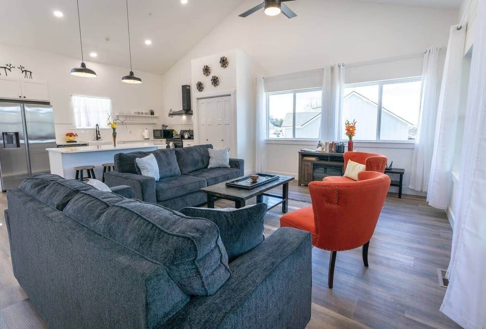 Large living space with two pull out sofa beds (with memory foam mattresses)