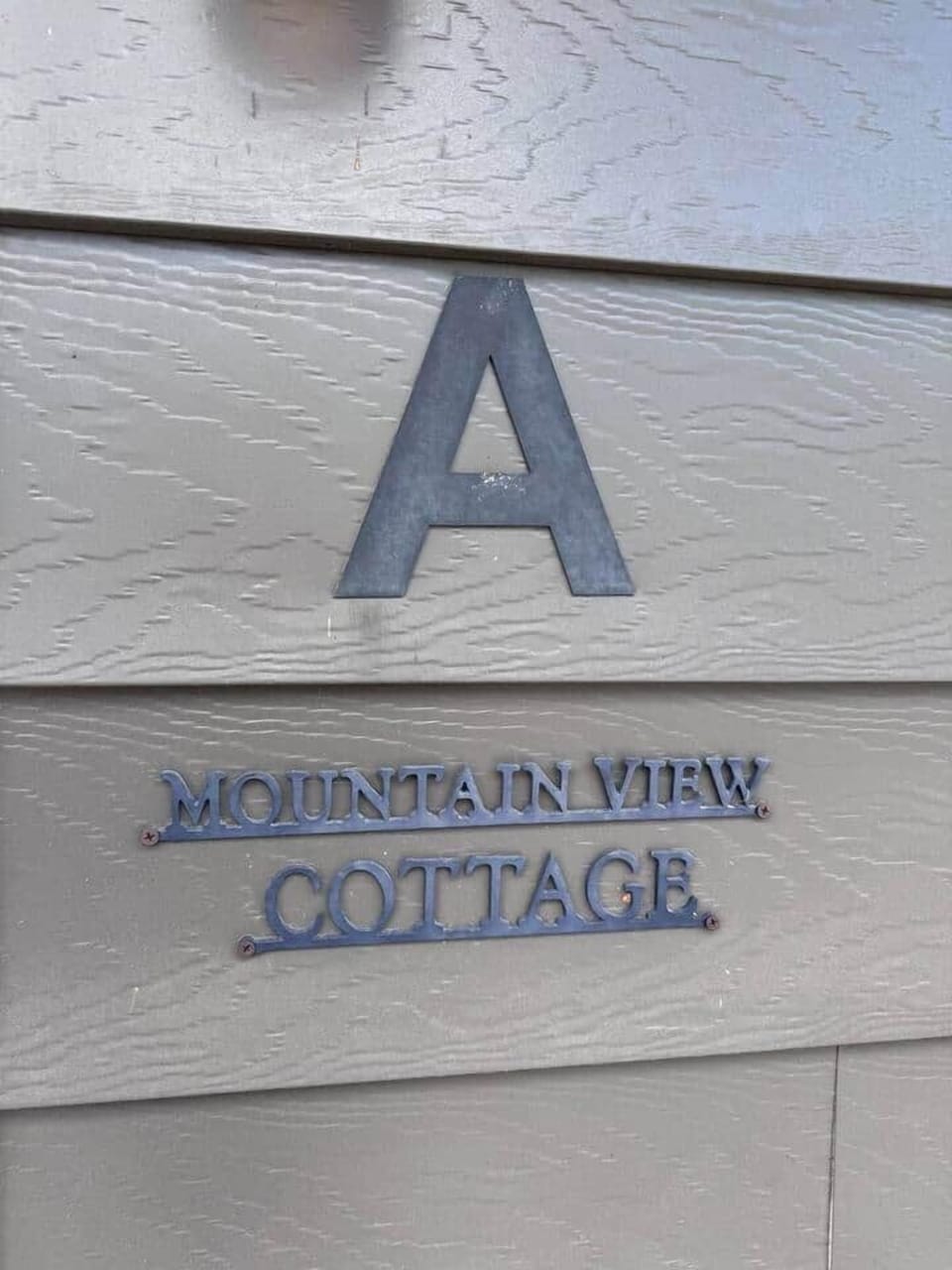 Sign of Mountain View Cottage.