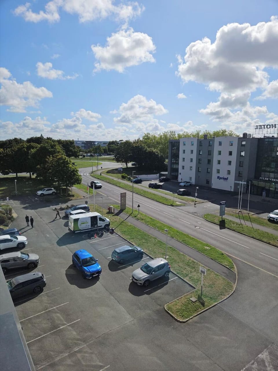 Vue sur votre place de parking privée avec le Futuroscope à l'horizon