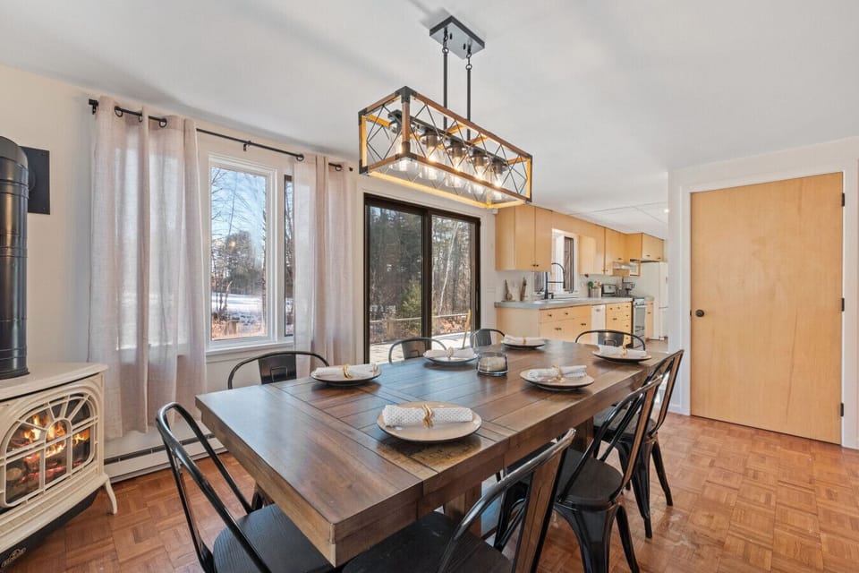 A sunny spot for breakfast, board games, and everything in between