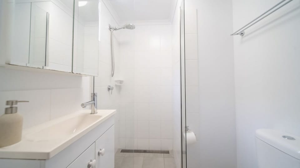 Full bathroom 1 image 1