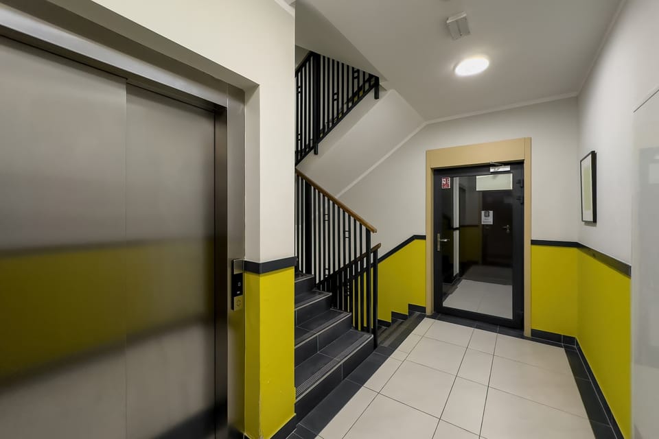 The bright staircase with an elevator provides easy access to the apartment regardless of the floor.