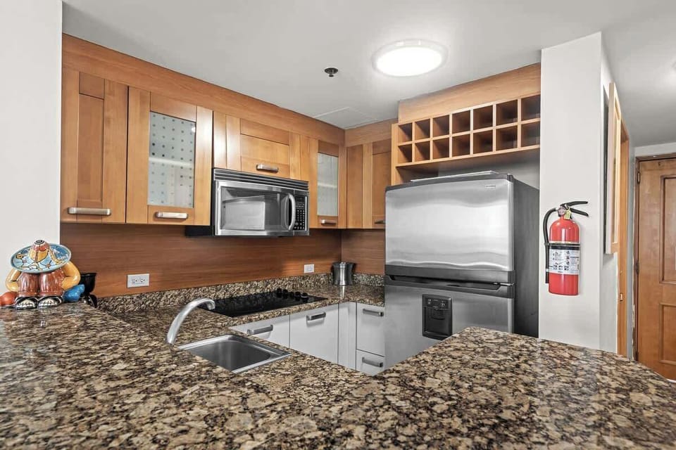Compact yet fully equipped, this sleek kitchenette features a microwave, stovetop, and all the essentials for brewing your morning coffee or preparing light meals. Perfect for those who enjoy a touch of home-cooked comfort while traveling.