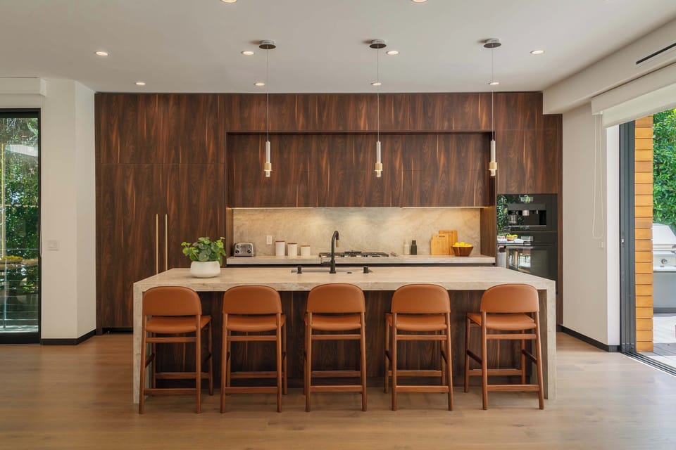 Fully equipped kitchen, oven, coffee maker, fridge, ice maker, microwave, stove