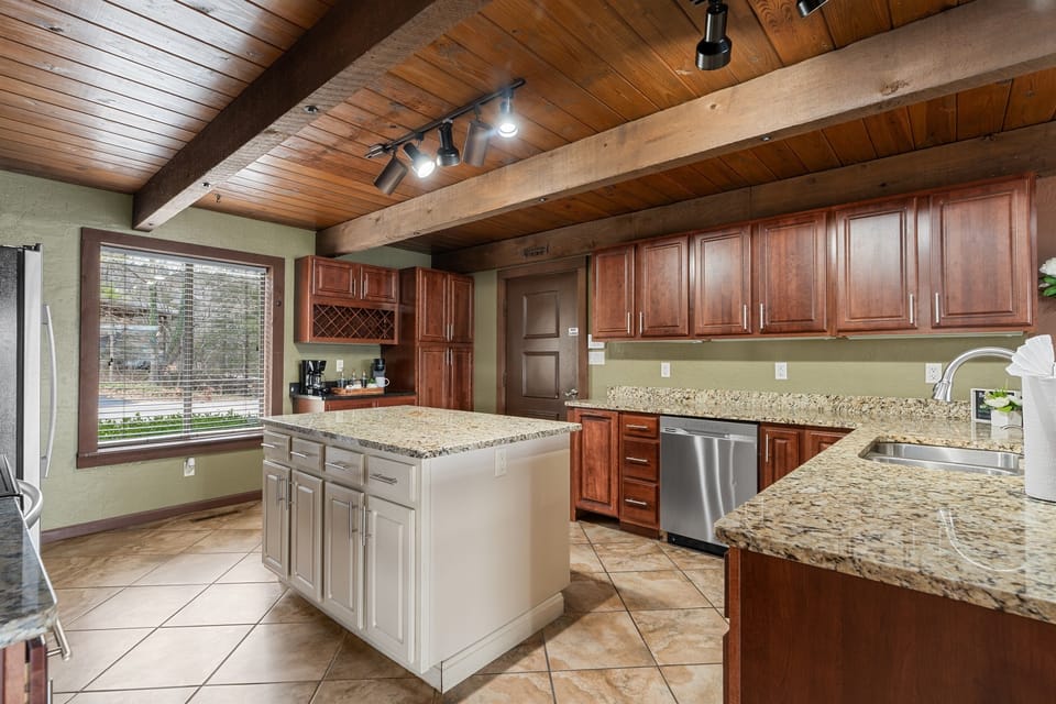 Designed for connection, the open kitchen keeps everyone together, whether you’re prepping breakfast or planning the day on the lake.