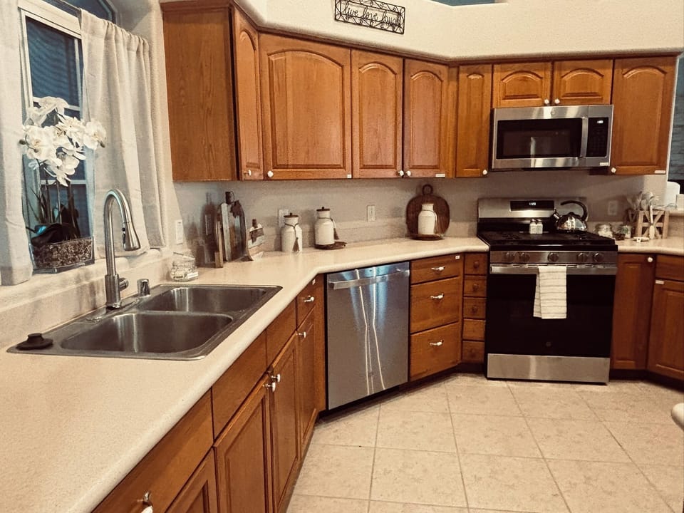 Kitchen - Spacious enough for entertaining with all the modern conveniences!