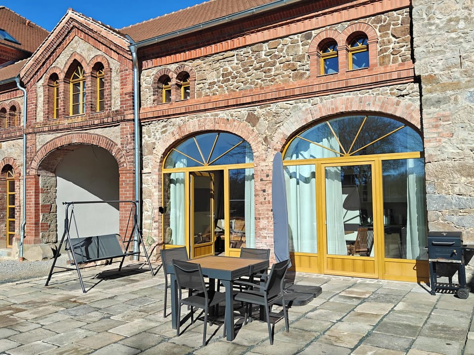 Die Terrasse mit voller Möblierung und Grill