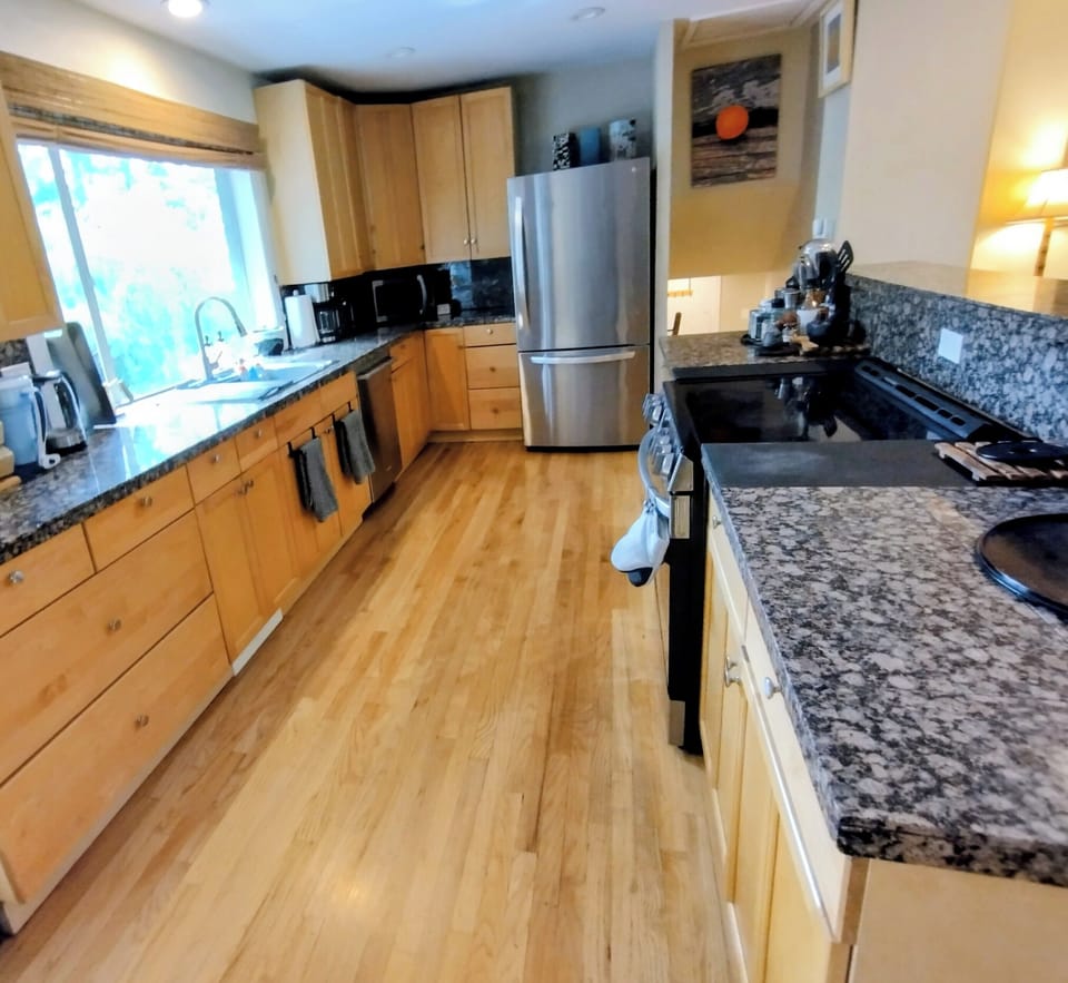 Fridge, dishwasher, oven w/ air fryer, microwave,blender, many small appliances 