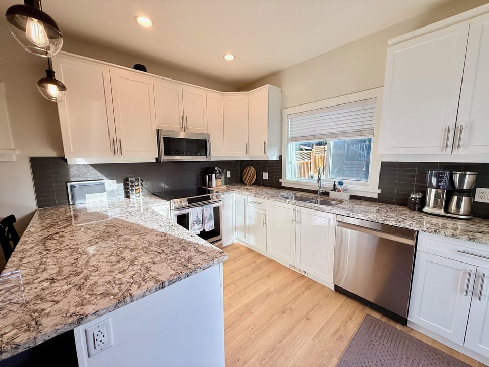 Modern Kitchen: Induction Stove, Dishwasher, Fridge w/ Ice & Water, Bright Light