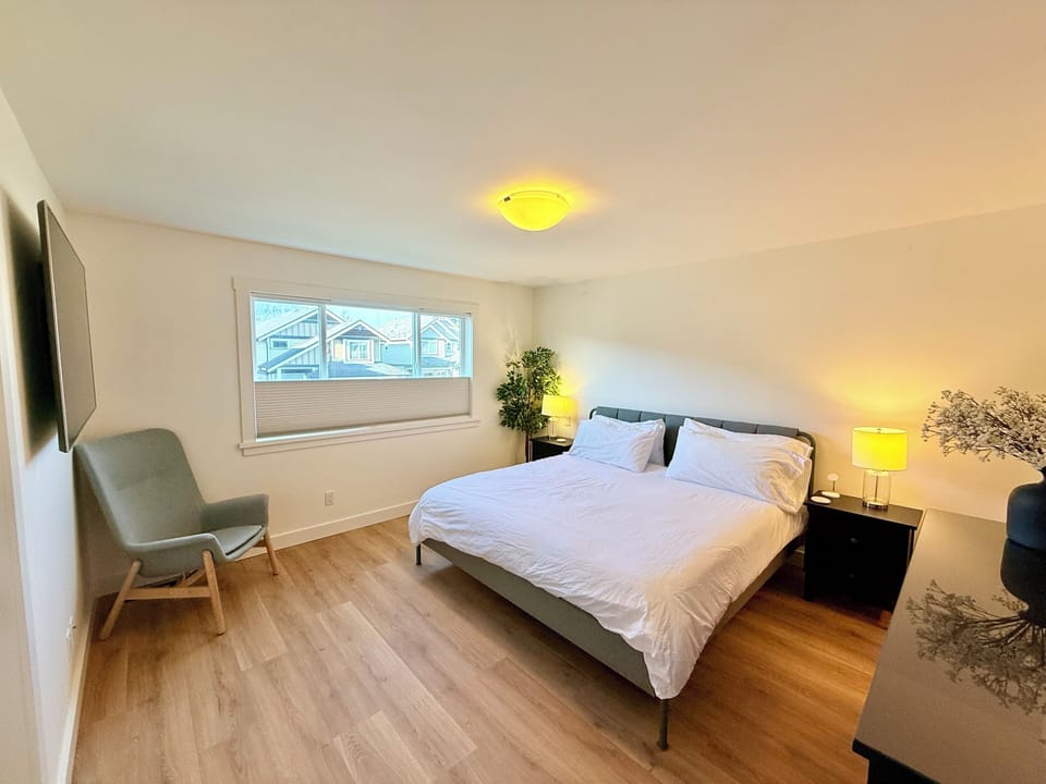 Master: King Bed w/ Cotton Linens, Ensuite, Walk-in Closet, Lounge & 65" TV
