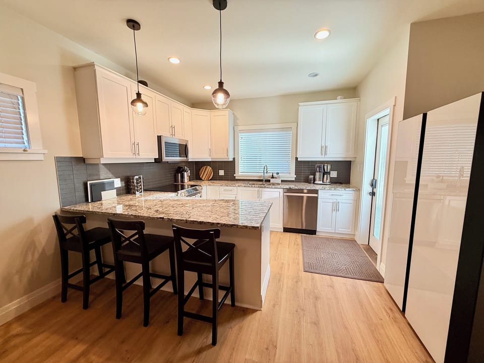 Chef’s Kitchen: Granite Counter, Breakfast Bar, & Induction Stove