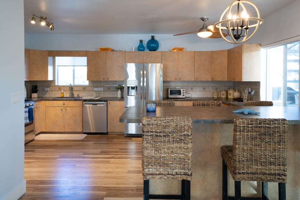 Kitchen | Counter seating for 5.