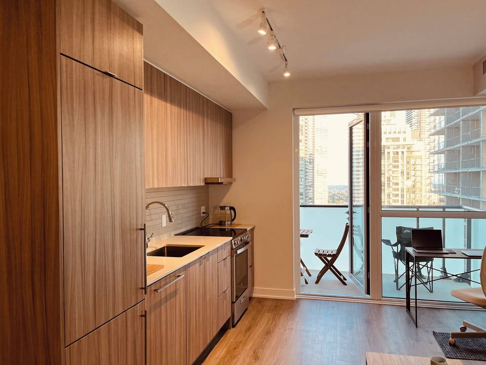 Fully equipped kitchen, stunning views, ambient lighting, extras for a fun stay.