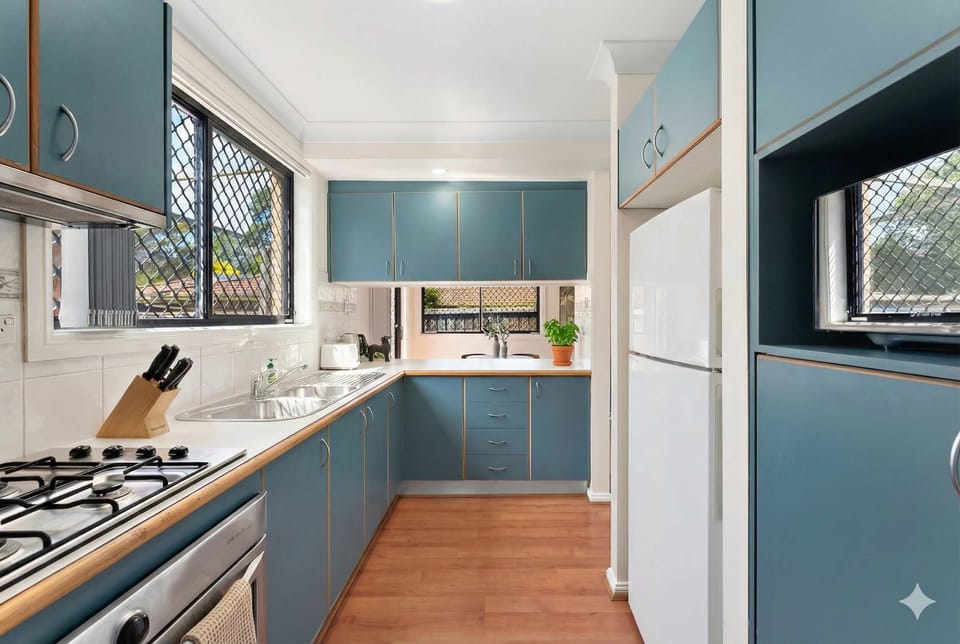 Fully Equipped Kitchen with Gas Cooktop & Oven