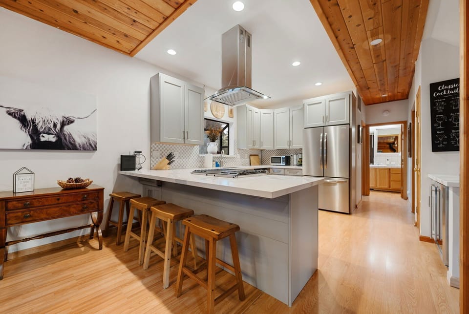 The kitchen offers a breakfast bar for 4 - making casual dining a breeze