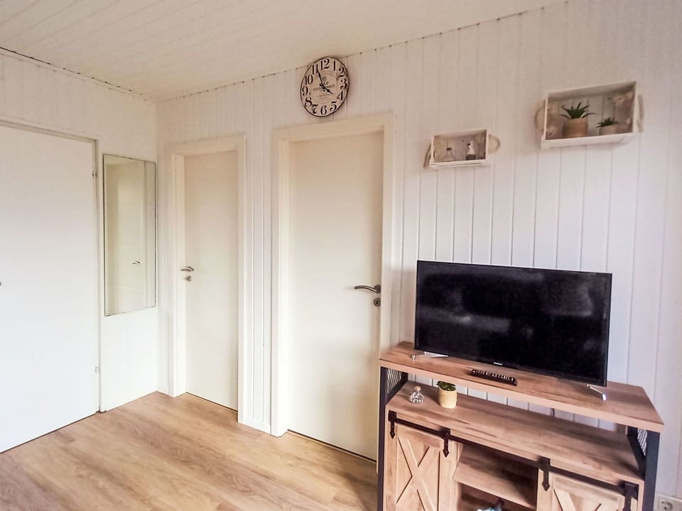 Flooring, Floor, Wall, Wood, Interior Design, Wood Flooring, Room, Furniture, Ceiling, Home