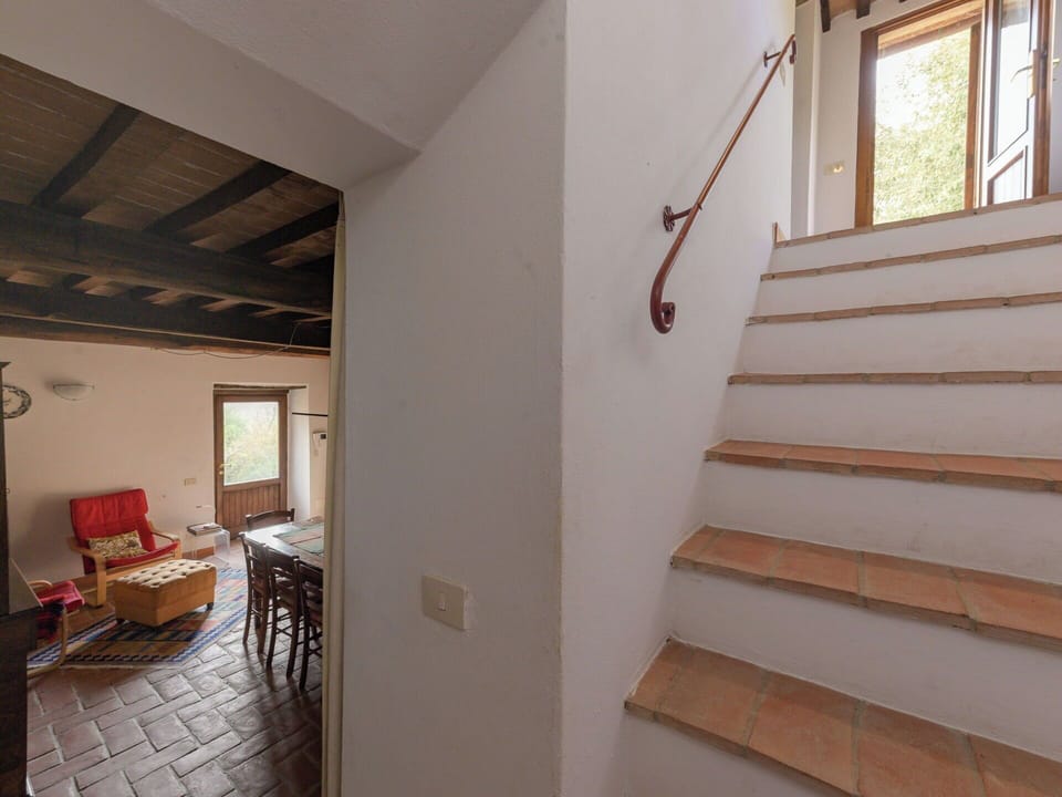 Flooring, Wall, Floor, Wood, Stairs, Interior Design, Brown, Ceiling, Wood Flooring, Home